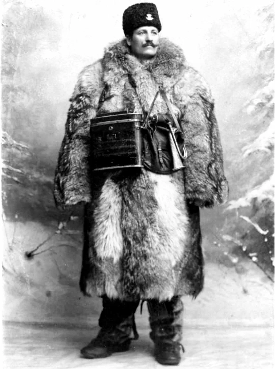 Сельский почтальон в зимней униформе, 1900 год.