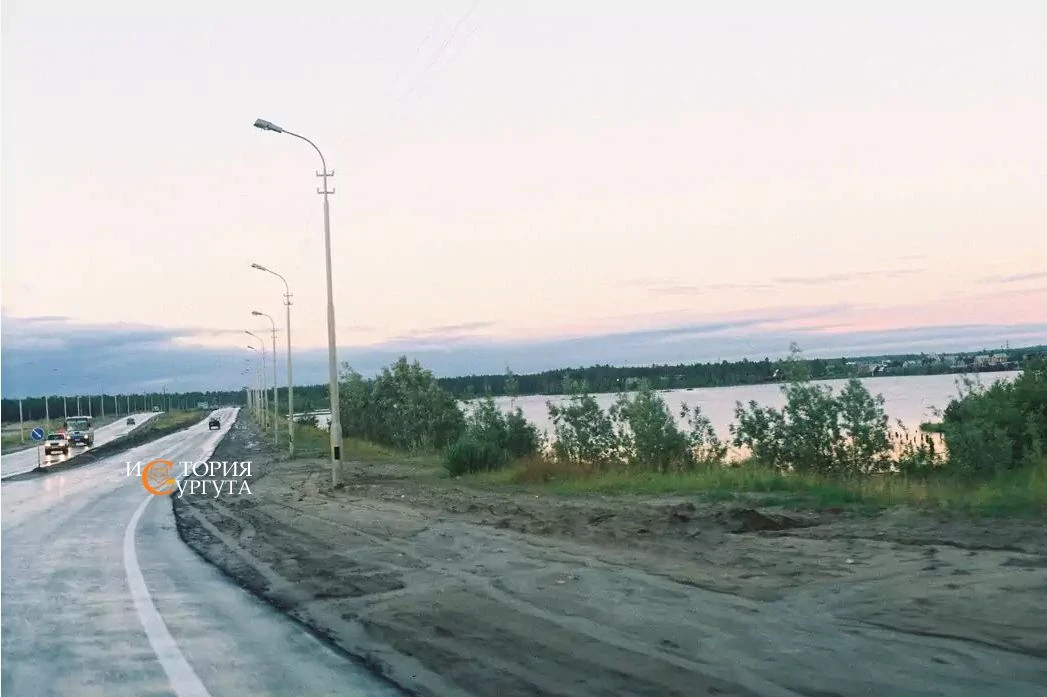 1998 год. Дорога в аэропорт, Аэрофлотская улица в сторону развязки в районе Сургутского...