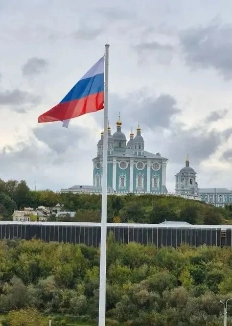 Сегодня день, когда даже небо над нами становится родным - белым, синим, красным🇷🇺