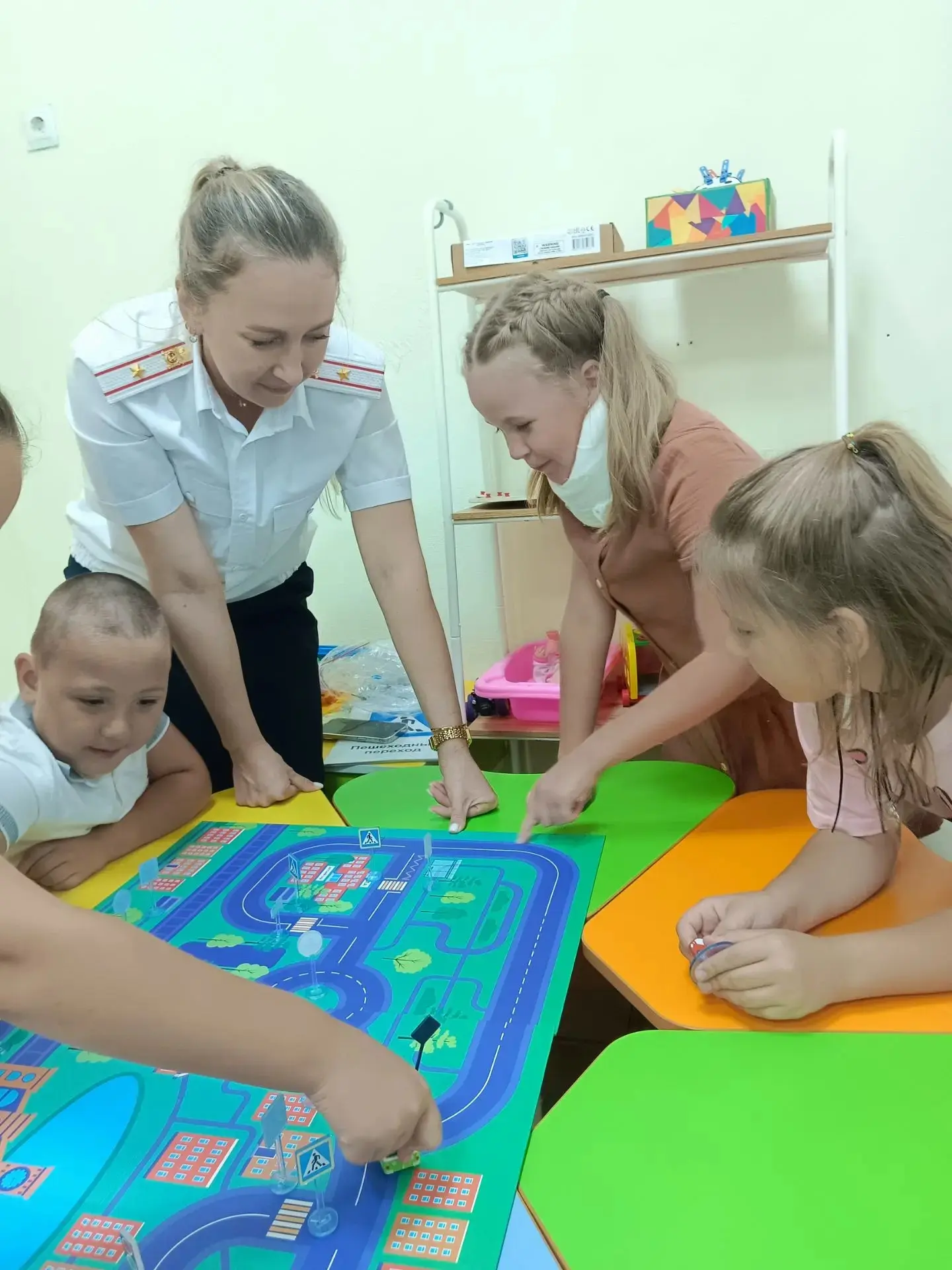 👮‍ В рамках межведомственного взаимодействия Семейный МФЦ посетил представитель Госавт...