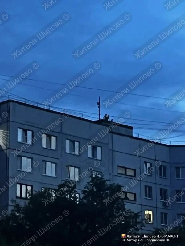 😨Опасные развлечения детей попали на фото прохожих

На фотографиях видно, как минимум двое подростк