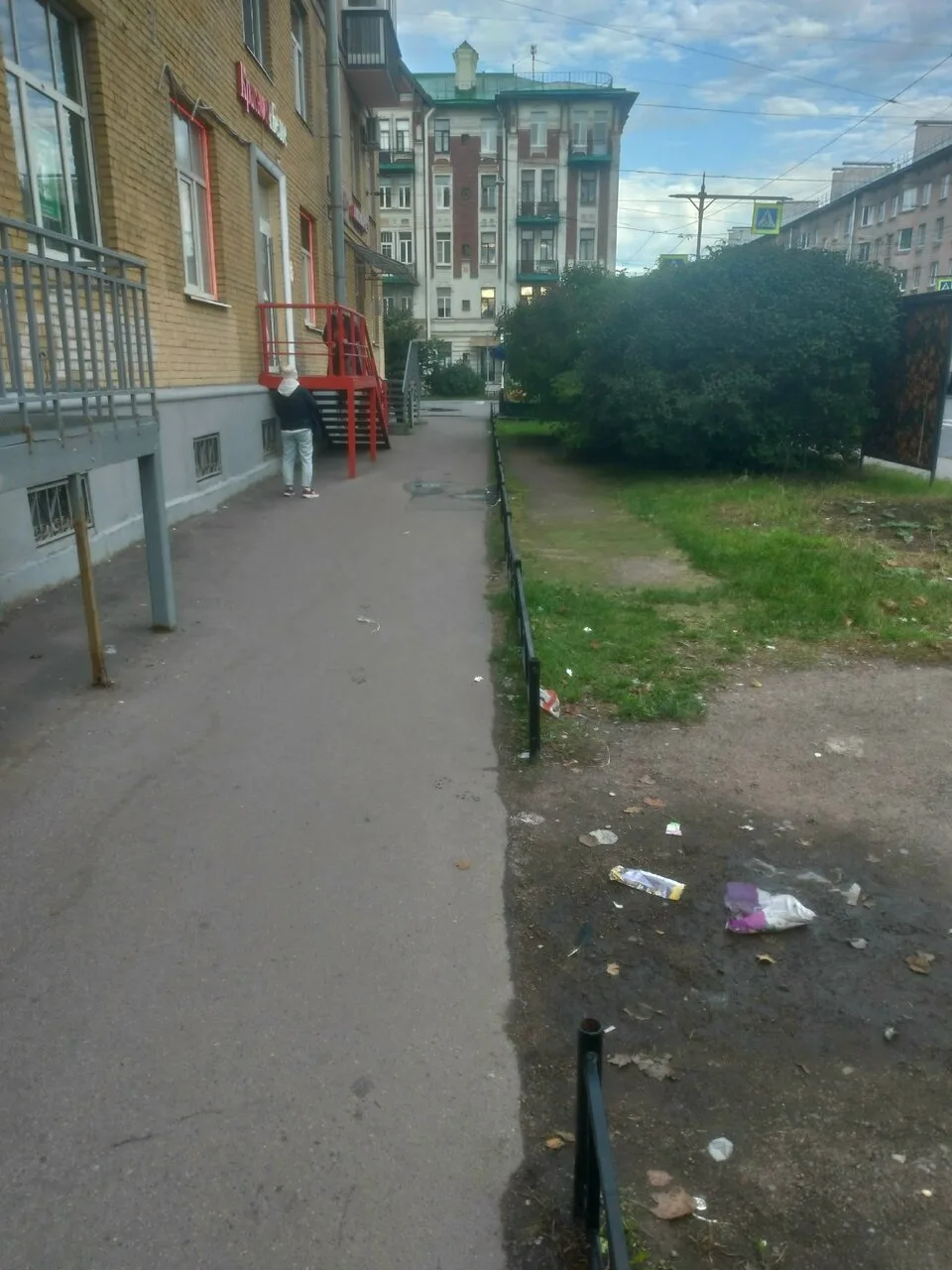 Тротуар на Малом проспекте сузили наполовину — пешеходам предлагают решение
