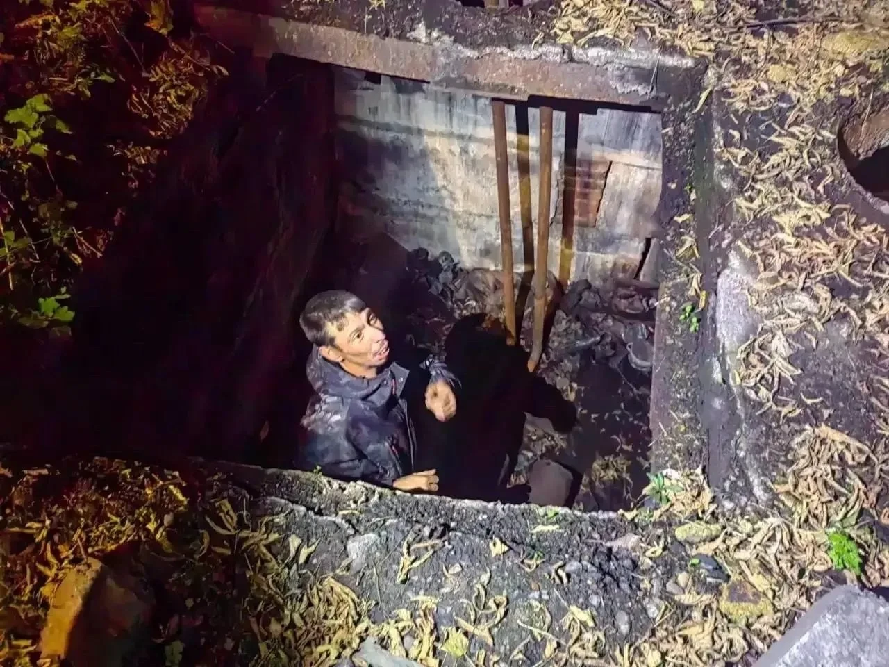 🚨 В Новокузнецке мужчина провалился в открытый колодец