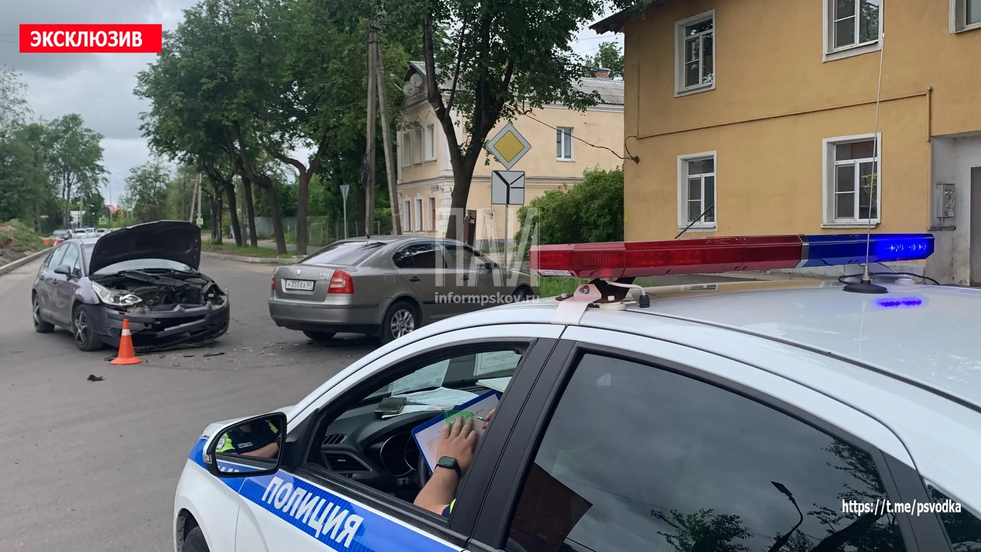 В Пскове, на улице Леона Поземского у дома 91, произошло столкновение автомобилей Skoda и Citroën.

