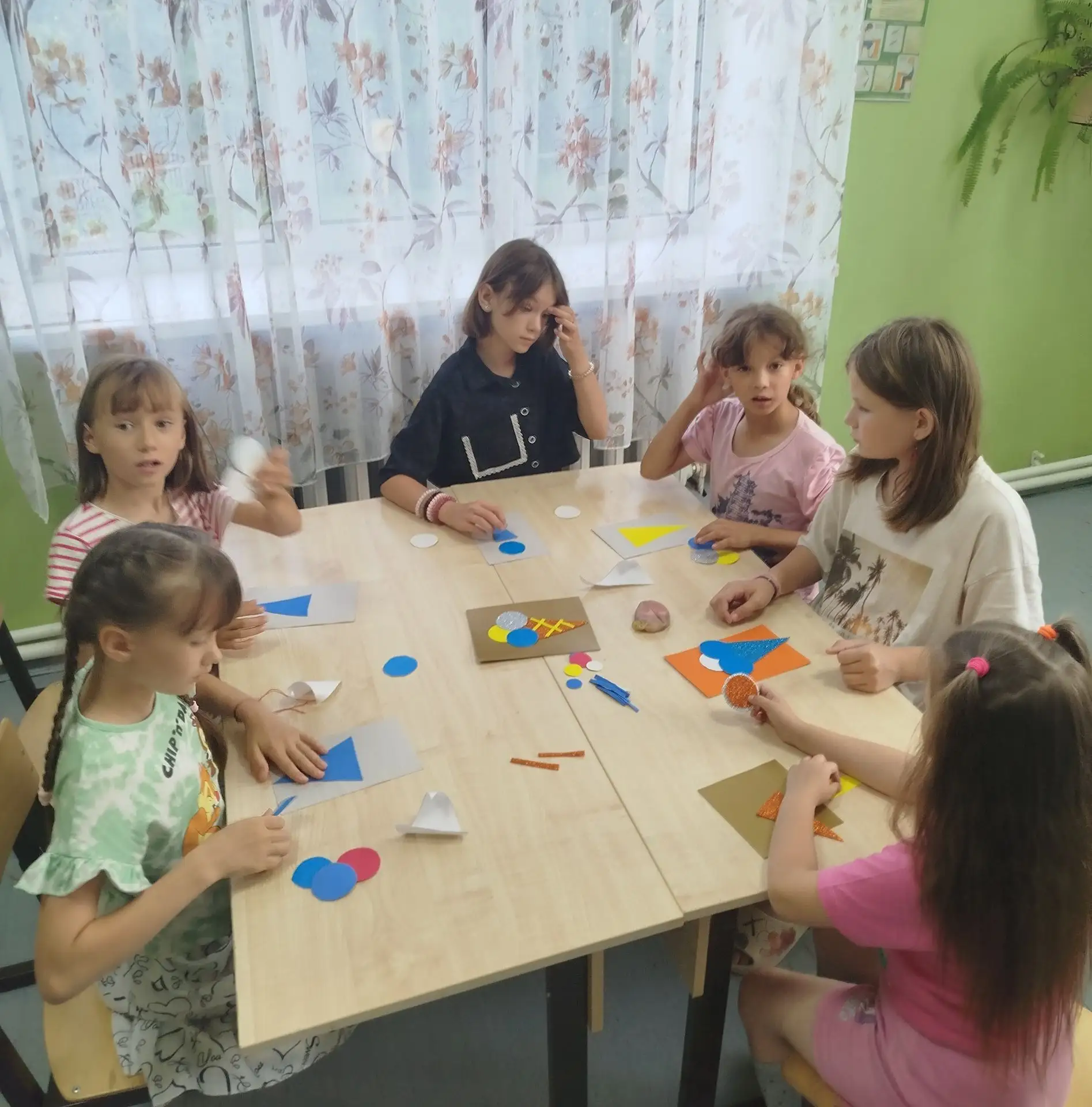 🍦 На занятии клуба «умелые ручки» воспитанницы с удовольствием решили выполнить аппликацию одного и