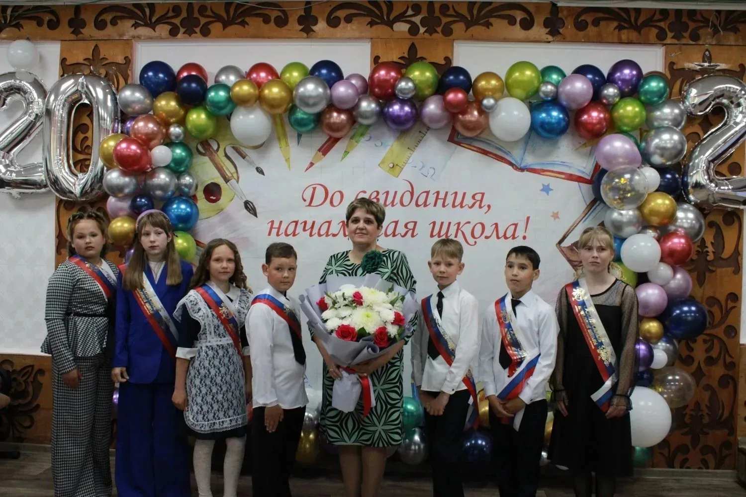 Позади 4 незабываемых года…  Вчера в нашей школе прогремел праздник «Прощание с начальн...
