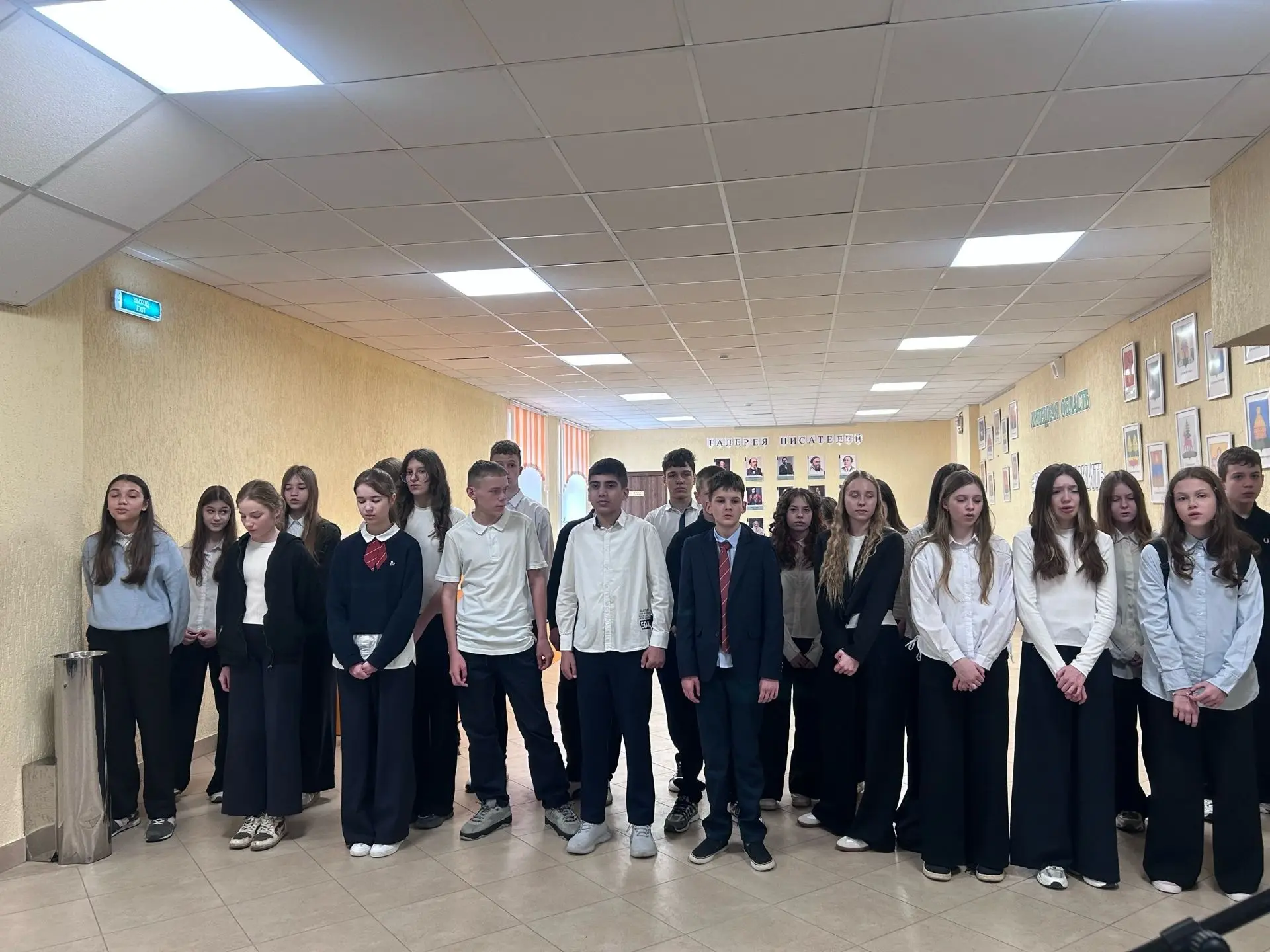 🇷🇺Сегодня утро понедельника в нашей школе началось с традиционного поднятия флага Российской Федерац