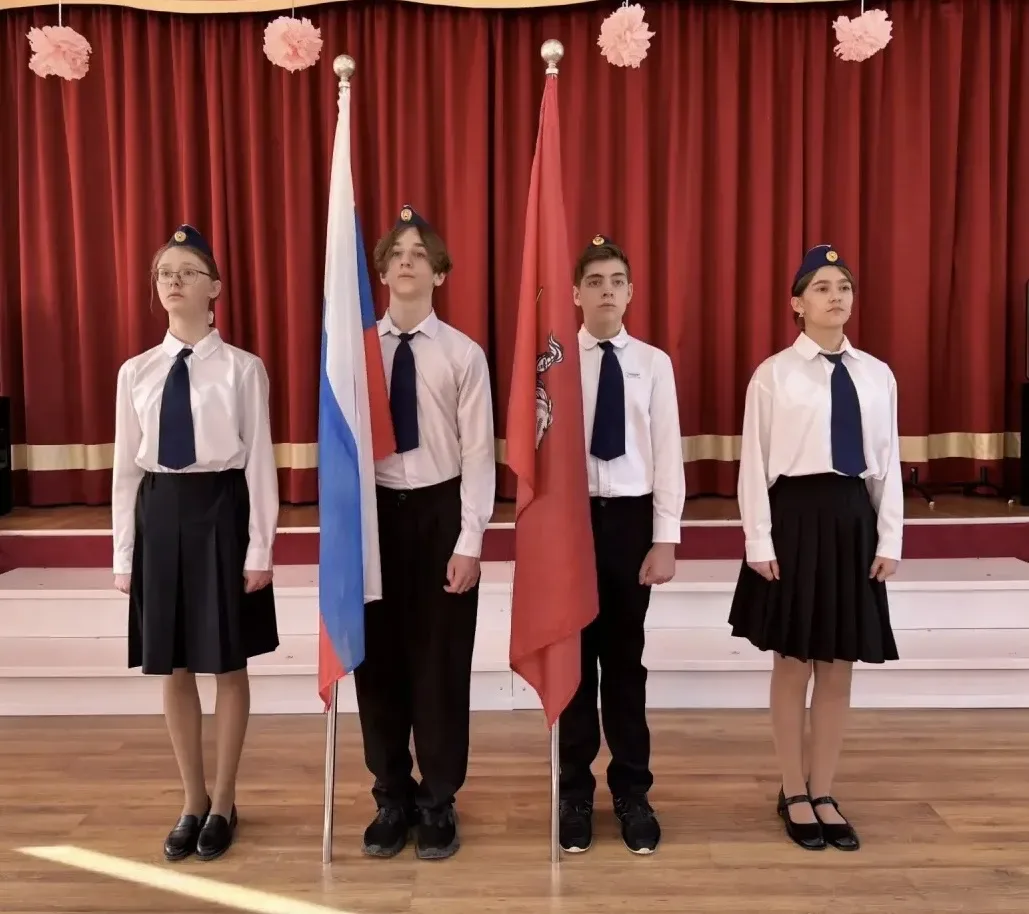 🇷🇺 Равнение на флаг!  По традиции новая учебная неделя в нашей школе началась с торжественных линеек