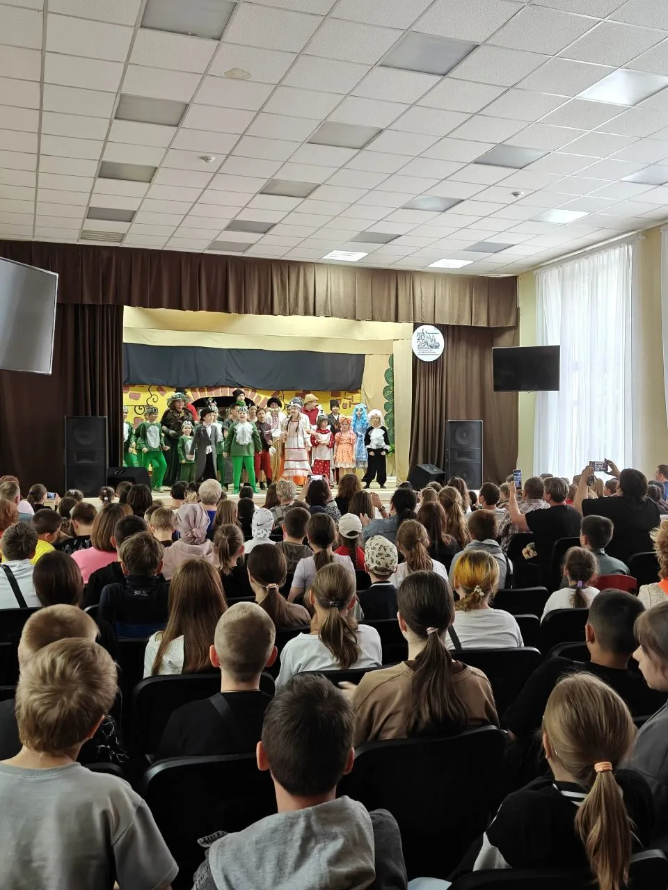 #ЛагерьСолнышко
🎉Живая классика: наш день в театре!
Сегодня наш лагерь отправился на настоящий праз