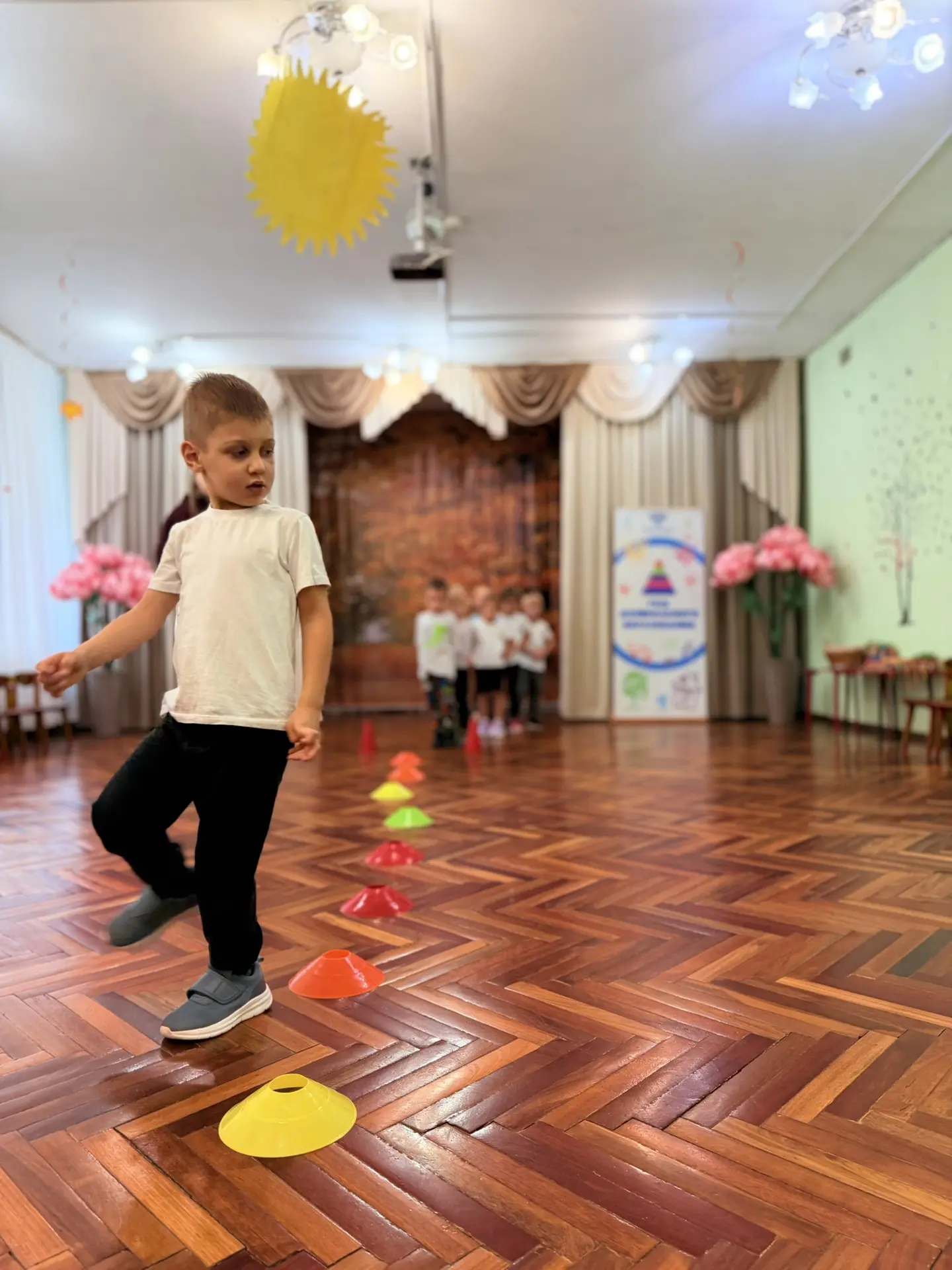 «Занятия по физкультуре в группе „Звёздочки“ проходят интересно и с пользой! Наши малыш...