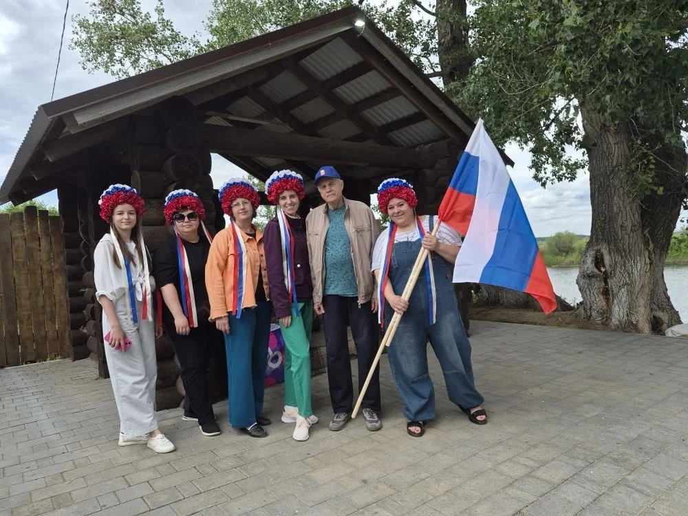 Дорогие подписчики, коллектив Центра творческого развития поздравляет вас с Днëм России! 

Процветан