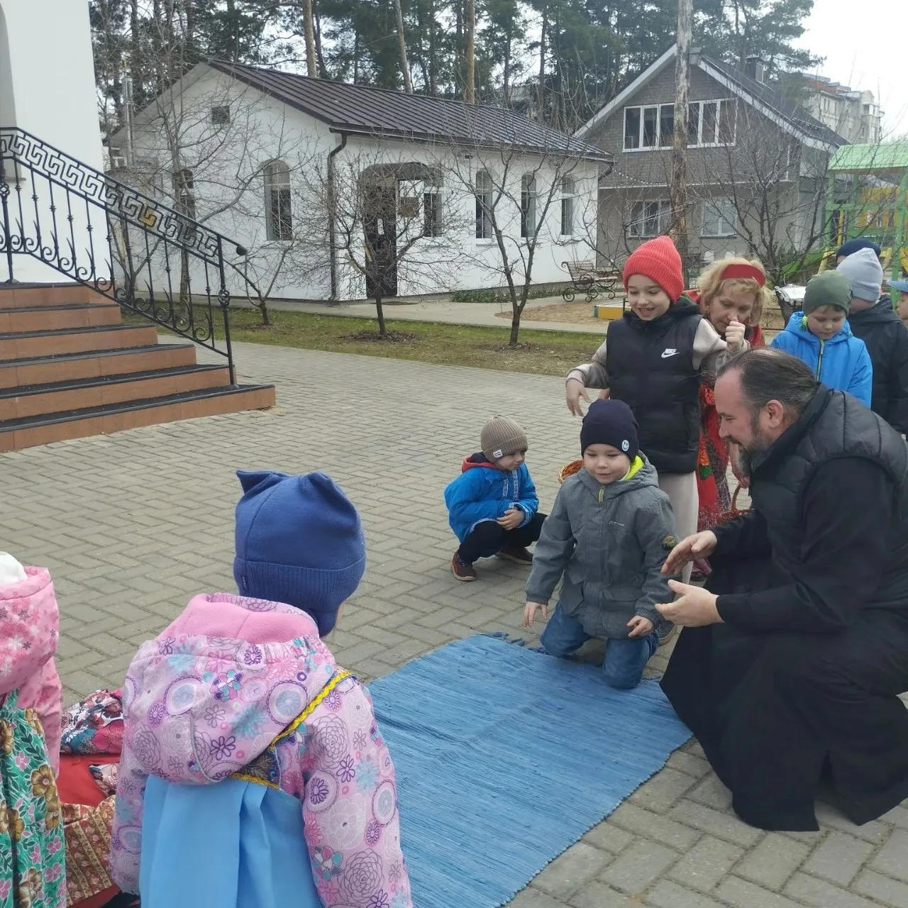 Пасхальная радость в гостях у храма! 🌸✨  Сегодня ребята из 10 группы 7 детского сада  нашего ОЦ сове