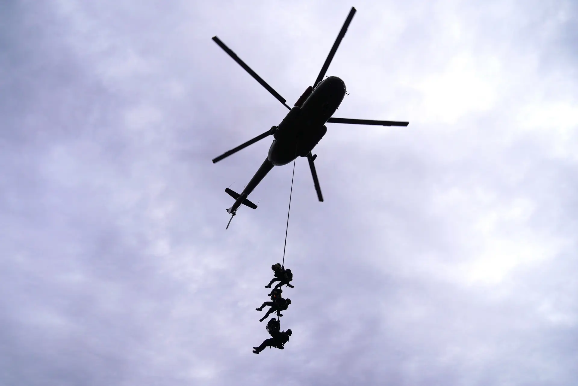 🚁Беспарашютное десантирование отработали сотрудники ОМОН «Медведь» и СОБР «Росомаха» Р...