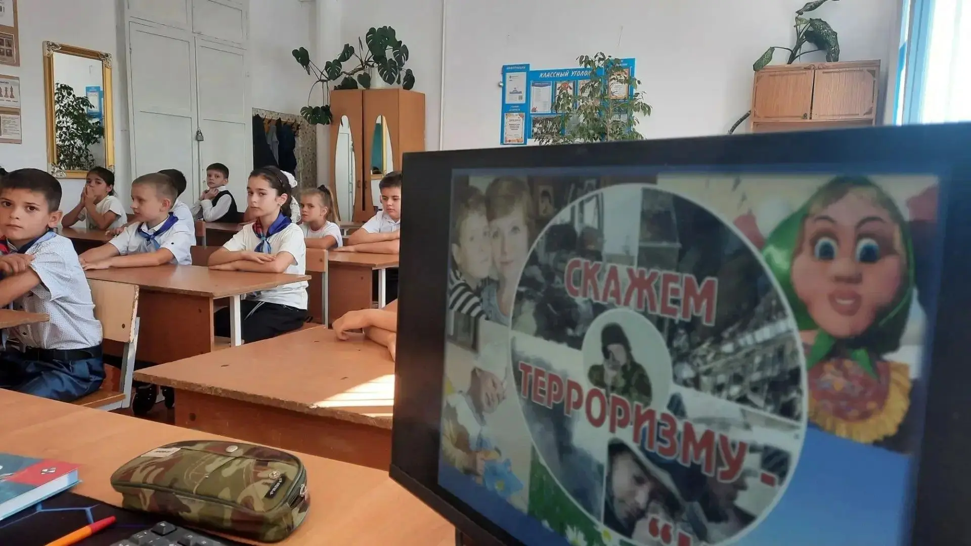 Соломенские школьники разделяют боль Беслана