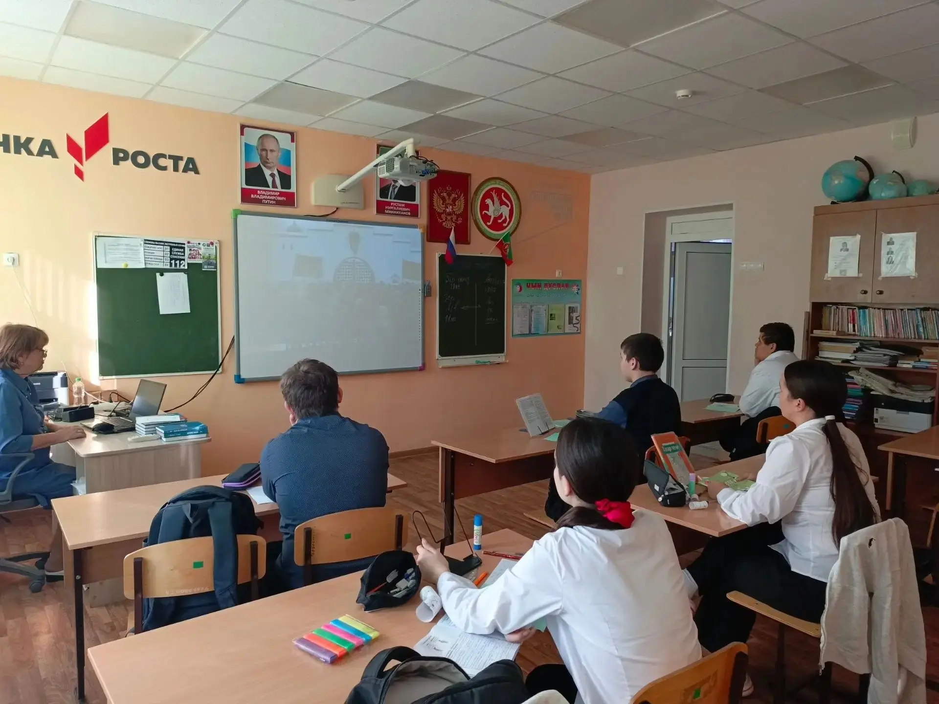 Новая учебная неделя началась с поднятия флагов и исполнения гимнов Российской Федераци...