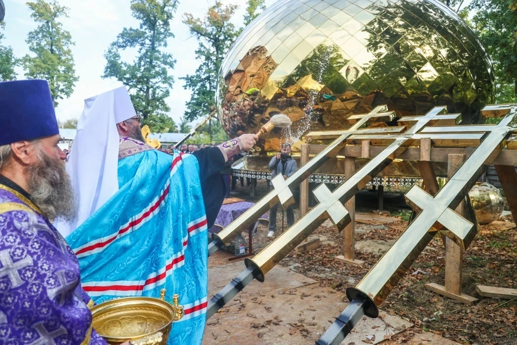🙏 В Котовске освятили кресты и купола строящегося храма Рождества Христова