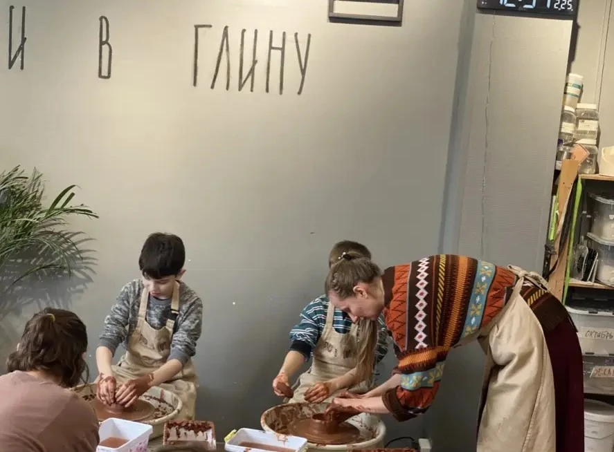 ⚱ Руки в глину  👫 Ученики 4 «Э» класса побывали в гончарной мастерской «Руки в глину». Для ребят это