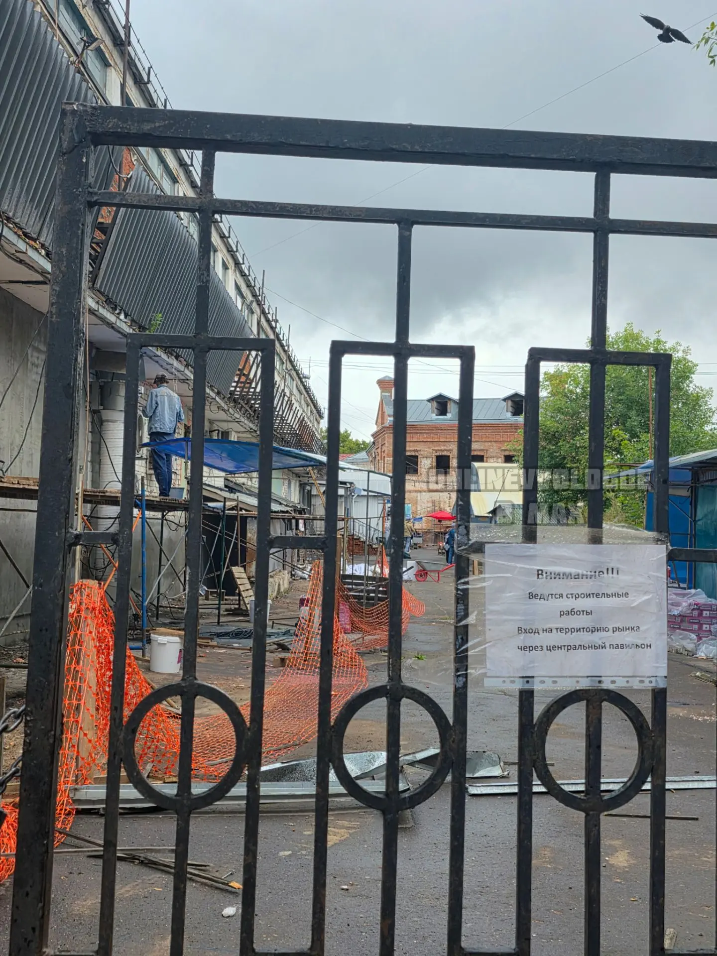 На городском рынке на Батюшкова начался ремонт. Закрыт вход на внутреннюю территорию со...