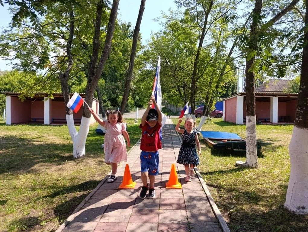 Гордость за страну: дошколята отмечают День России.
‼️‼️Сегодня в нашем детском саду «Колобок», прош