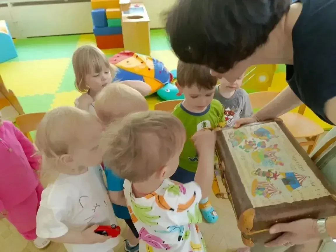 🧸✨ Волшебный чемоданчик и сказка про Колобка: развлечение в группе раннего возраста! ✨
Сегодня случ
