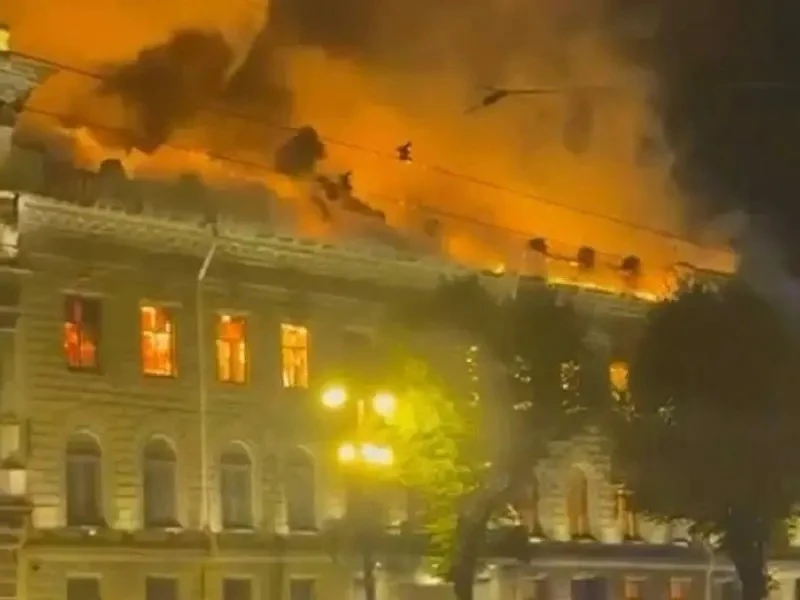 🔥 Огонь перекинулся на крышу соседнего дома в центре Петербурга