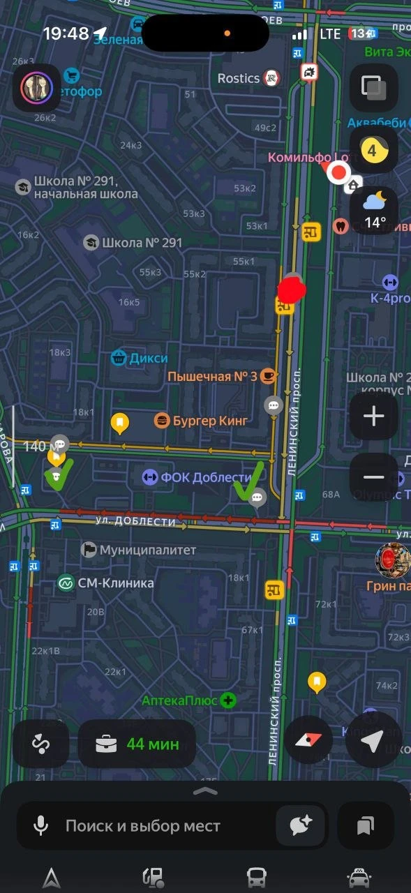 ⛽ Очередь на заправку на Ленинском проспекте.