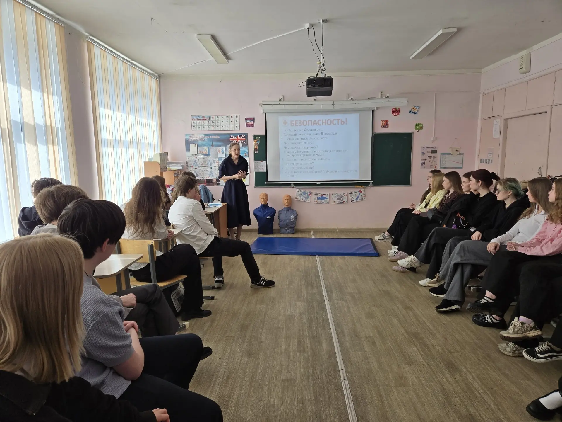 На прошлой неделе в нашу школу пришли представители Красного Креста и Движения Первых. 

Они рассказ