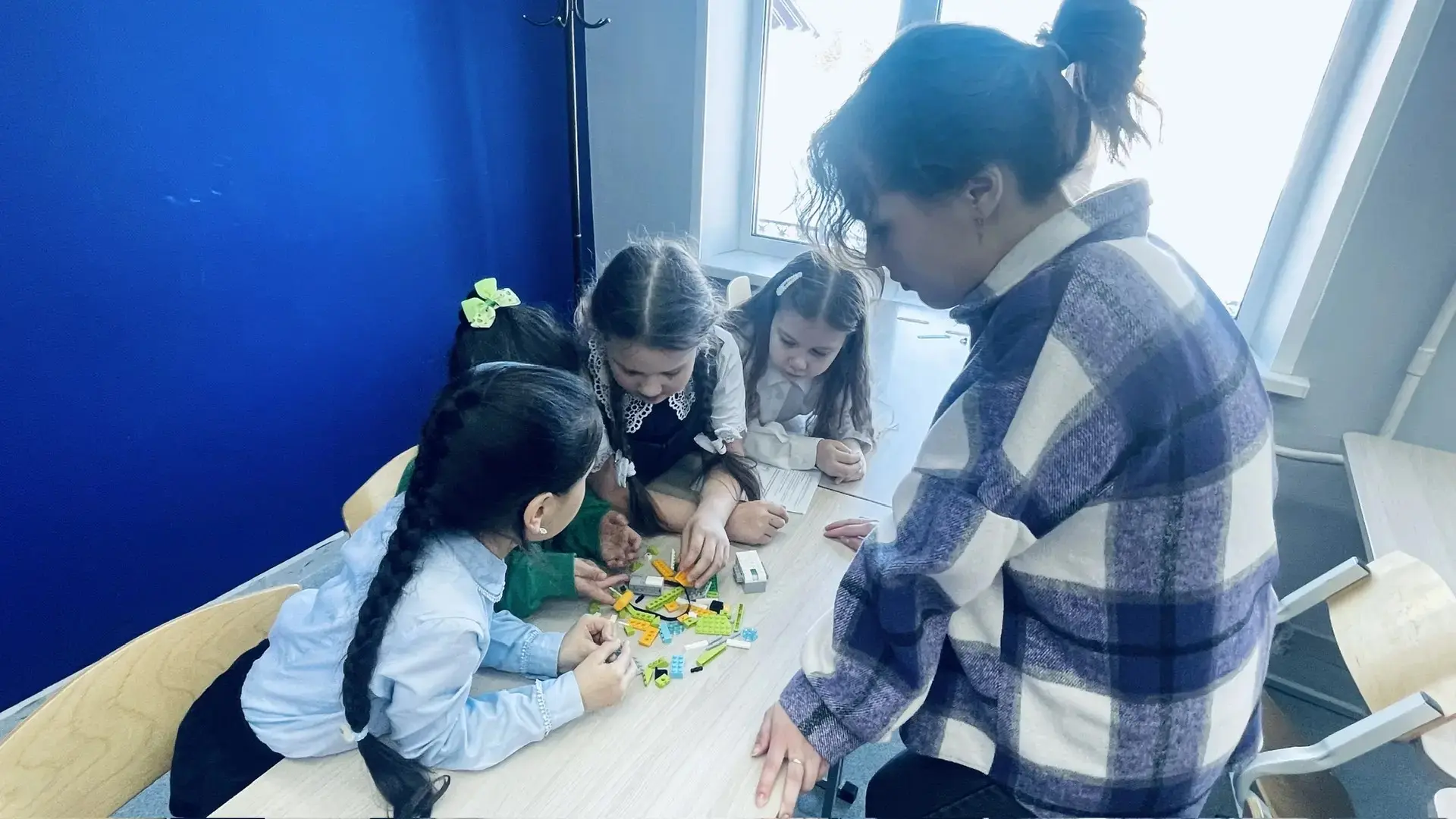 🌟 Урок «Кубик-мастер» и Lego WeDo 2.0 для 2-классников! 🌟  В пятницу наши маленькие инженеры окунули
