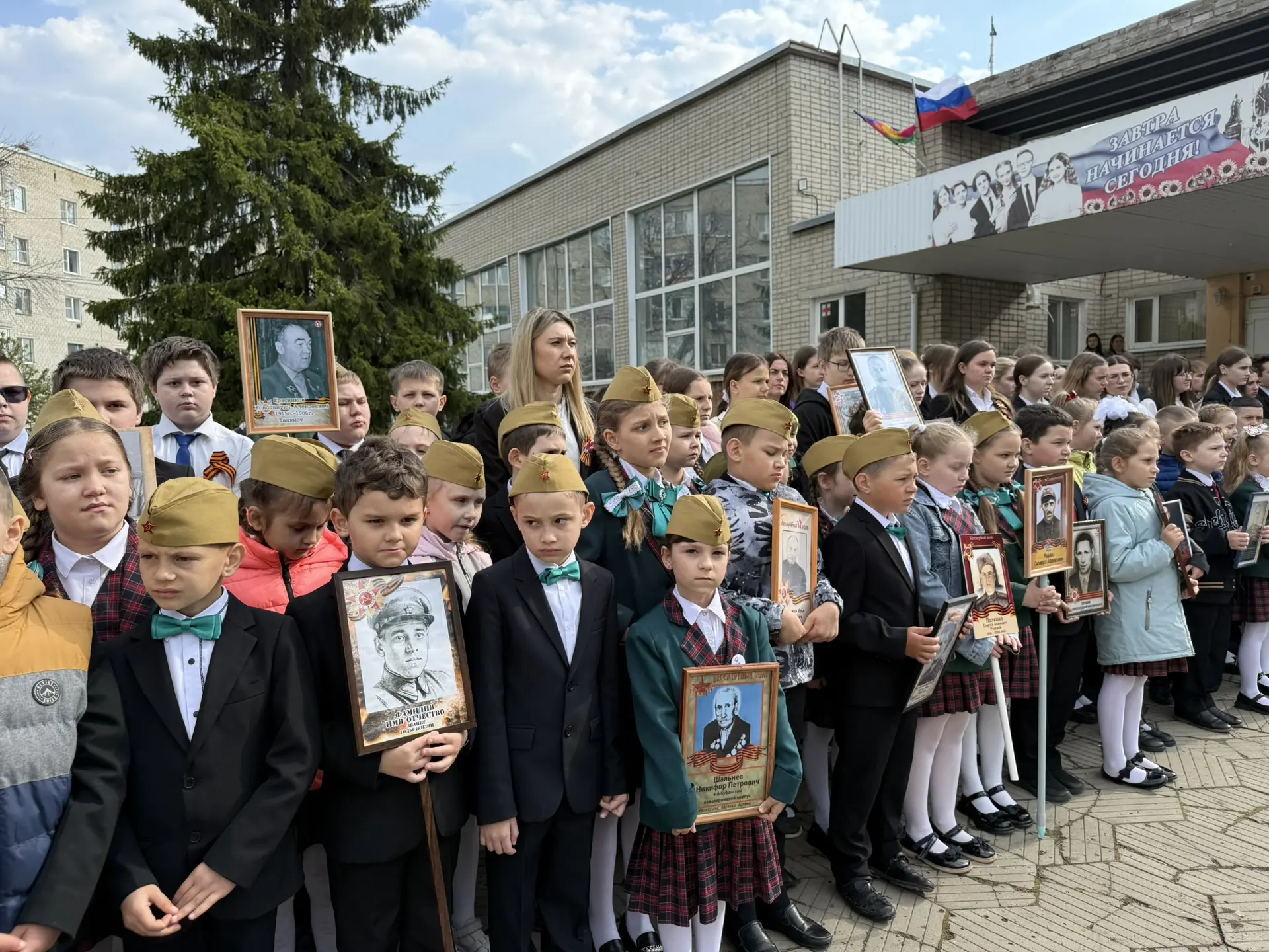 Сегодня в нашей гимназии прошла трогательная торжественная линейка «Бессмертный полк» 🕊️🇷🇺  На этих 