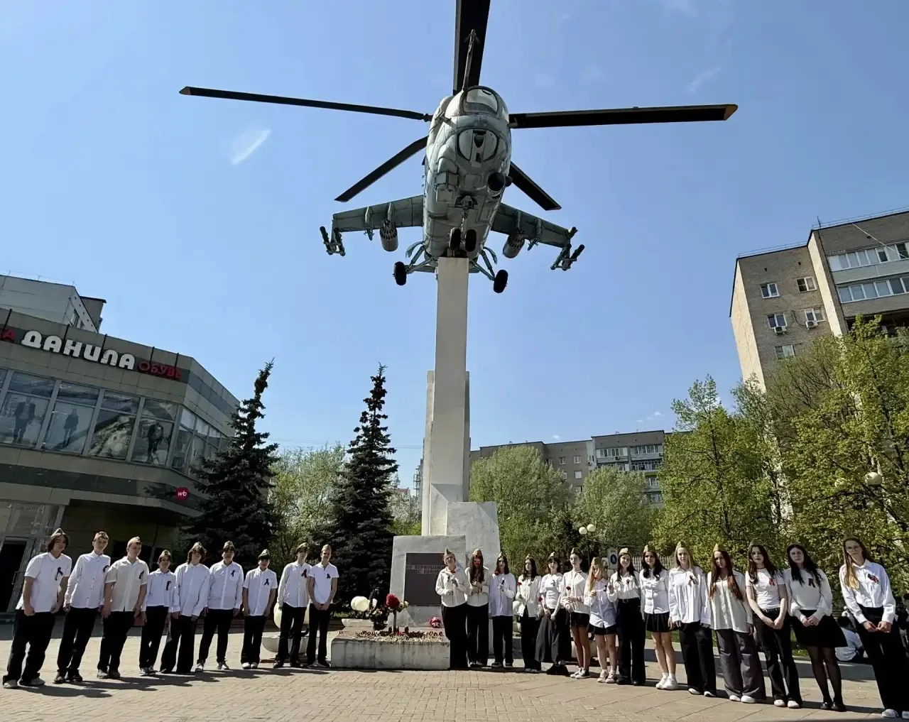 🕯️ Вахта Памяти продолжается 🇷🇺 У Памятника вертолетчикам 🎖️🚁(ул. Воинов-Интернационалистов, д. 10) 