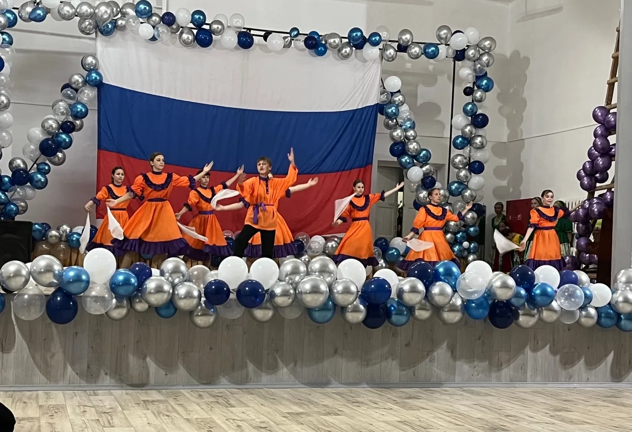 🇷🇺 Россия! Здесь и роса, и сила, и синие просторы

Участники летней площадки «Театр «Весёлая компа