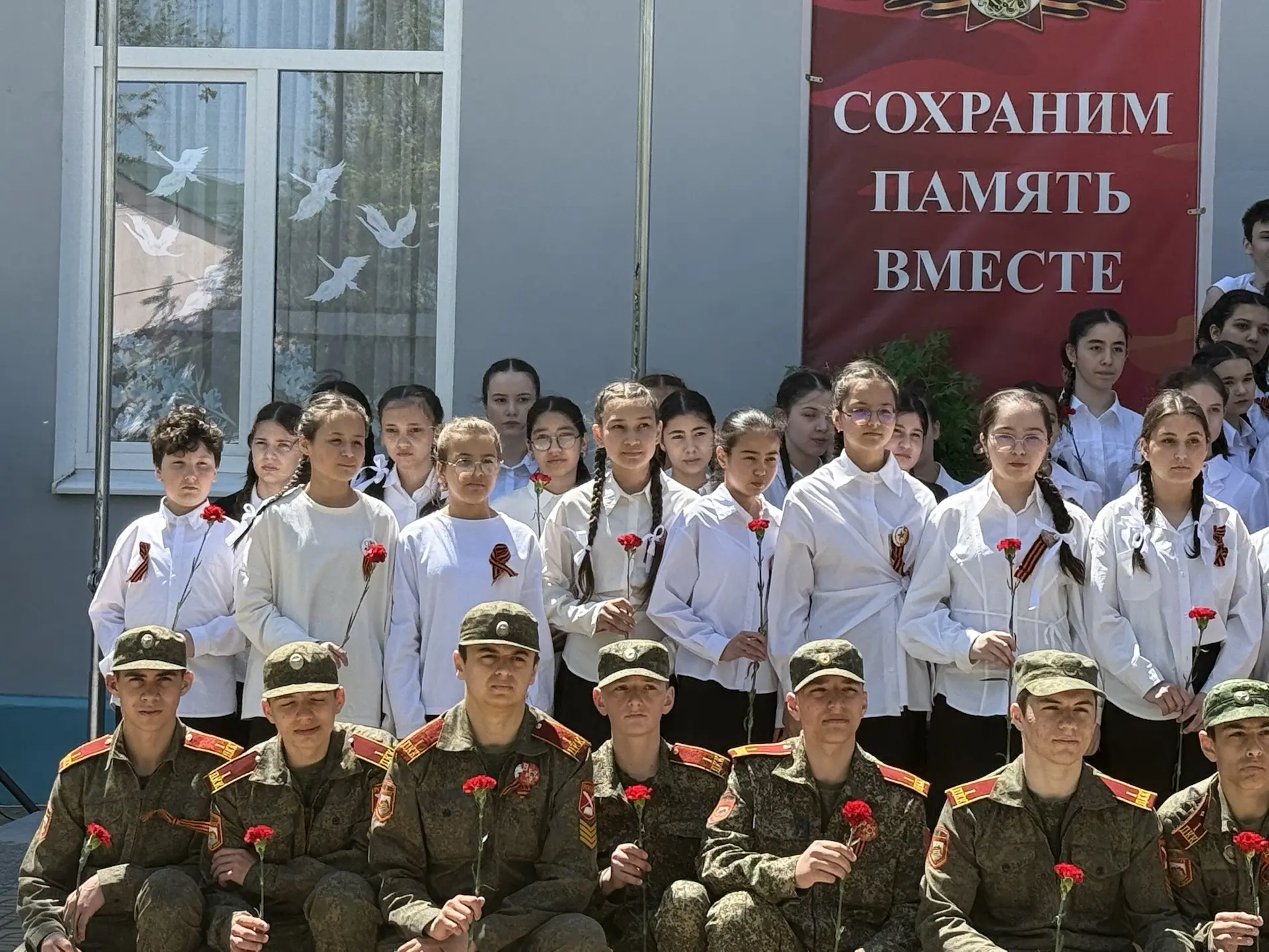 🇷🇺 Связь поколений: в нашей школе почтили память героев  Сегодня в нашей школе произошло знаковое, н