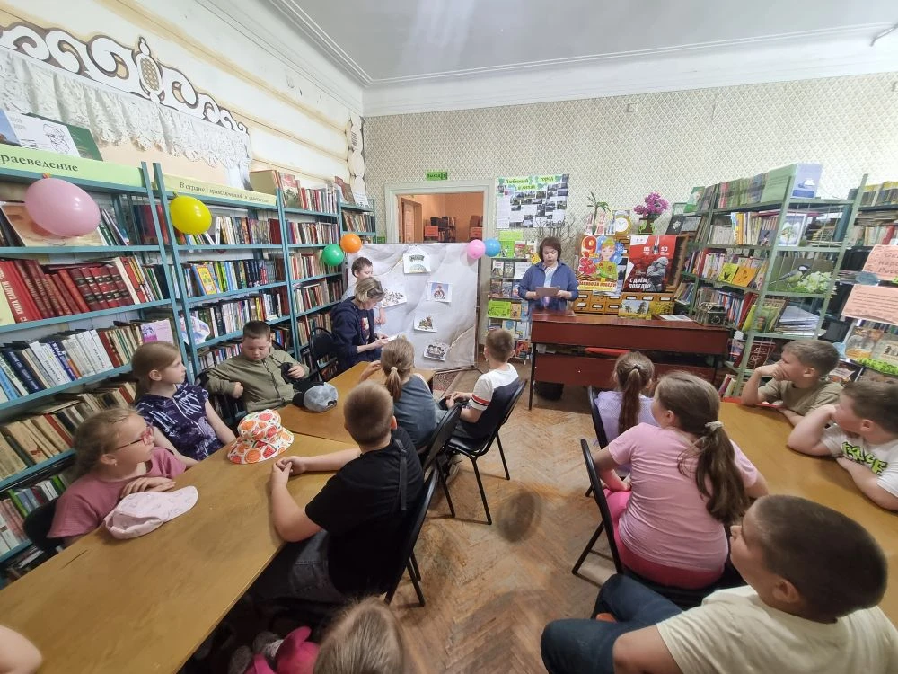 🌞Лето- пора радости и веселья!😀

📚 В нашей библиотеке прошла литературная игра «Мир детства вкниж