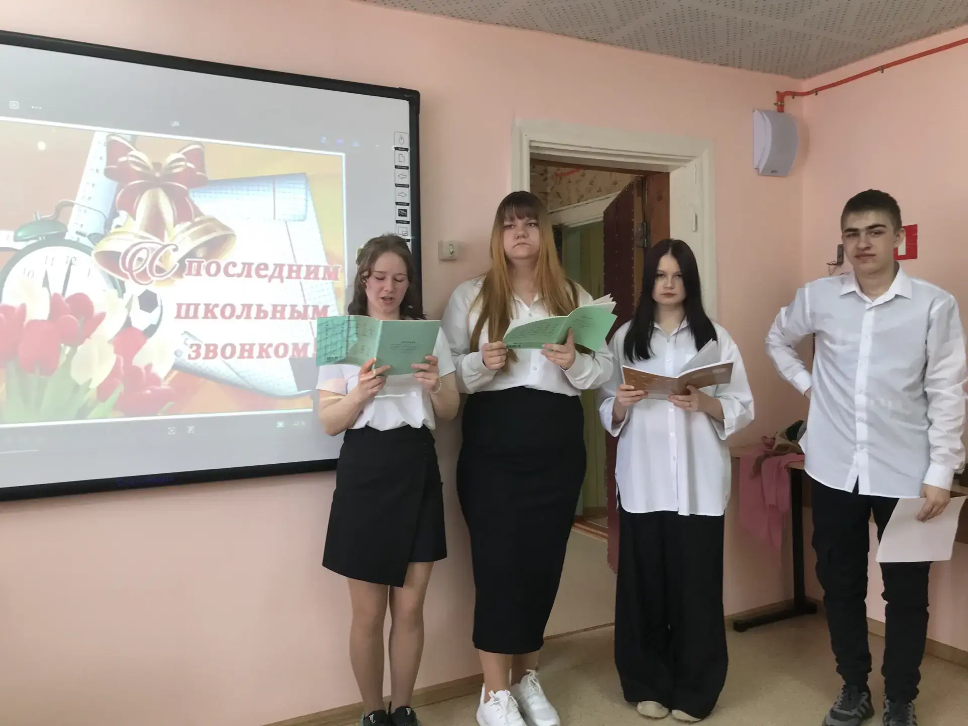 26 мая в нашей школе прозвучал последний звонок — один из самых трогательных и значимых...