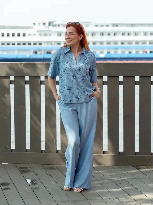 Голубой брючный костюм = универсальный солдат в гардеробе! 💙

* Блуза + брюки.
* Рубашечный воротни