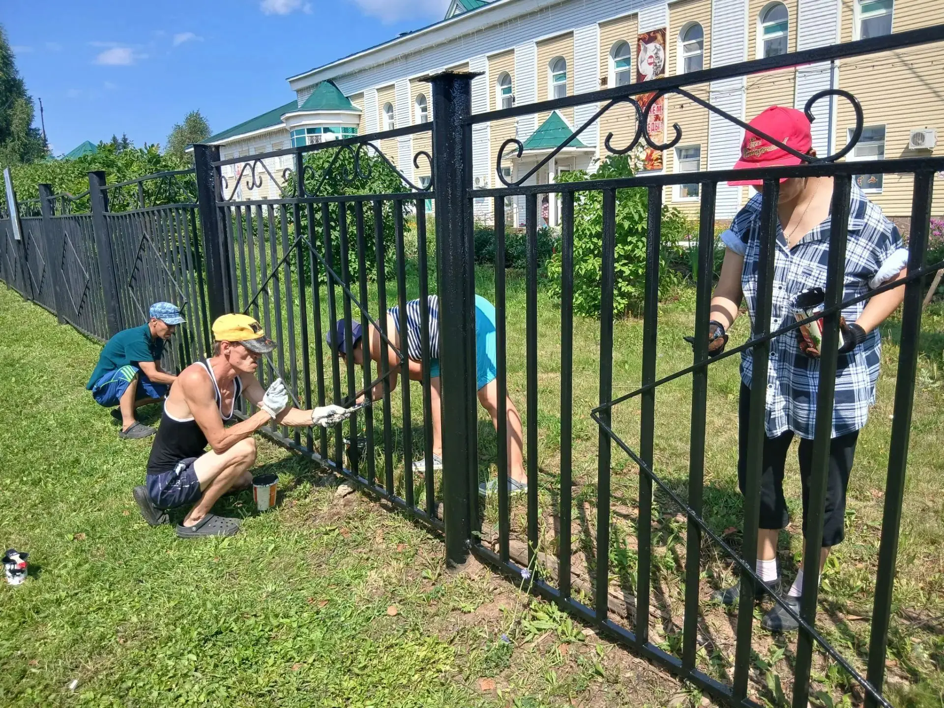 Сегодня у нас прошёл День благоустройства! 💛

Наши ребята старательно и с душой красили забор. В ка