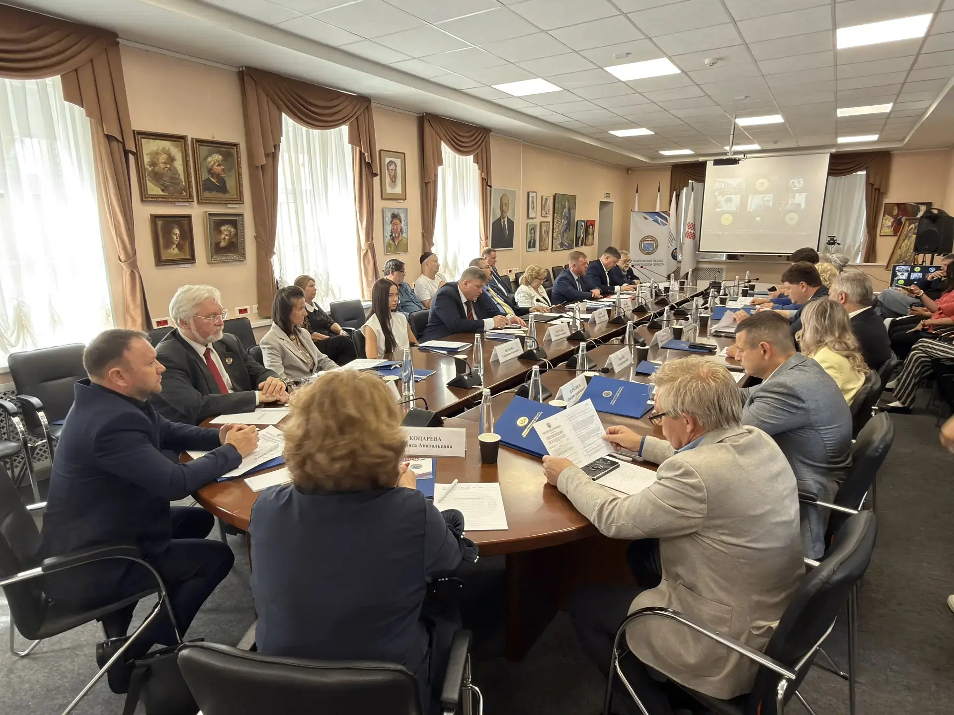 🏛️В Доме дружбы Ленинградской области состоялся круглый стол комиссии по реализации ос...