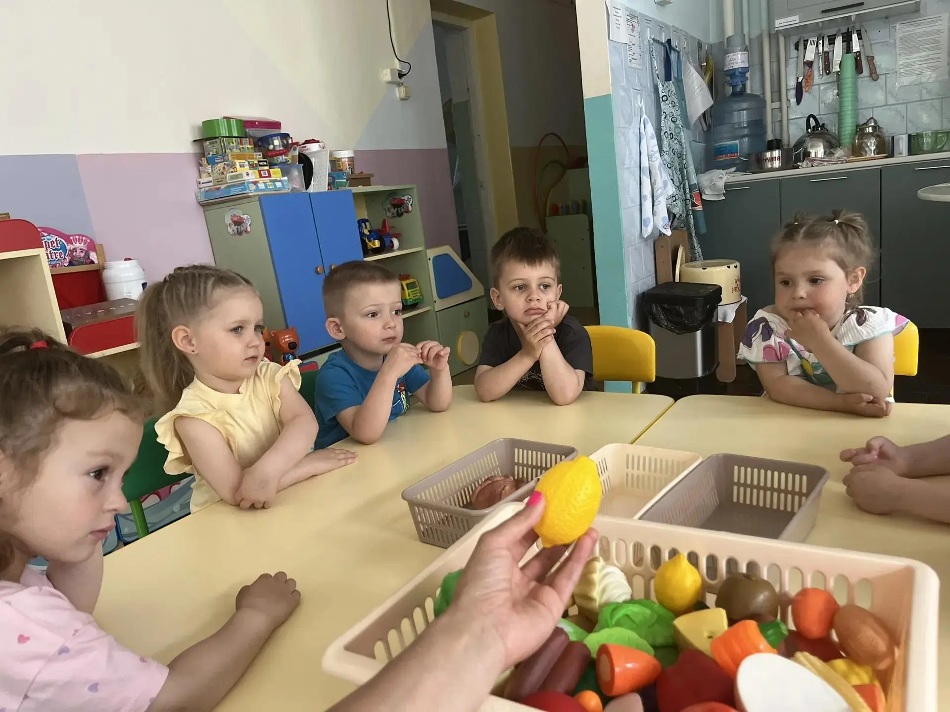 🥦🥒🌶️🥕  Закрепление знаний о фруктах и овощах.

Фрукты, овощи — друзья,
Нам без них никак нельзя: