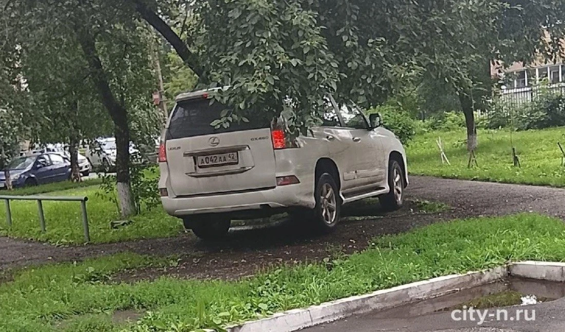 В Новокузнецке мамам с колясками приходится обходить джипы уважаемых людей, припаркованные в пешеход