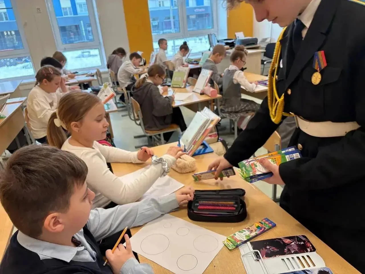 🎨 16 марта – Всемирный день цветных карандашей!  Кадеты поздравили подшефный 4 «Э» класс 📚  Ребятам 
