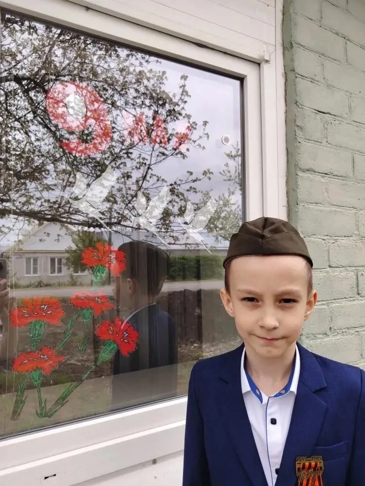 # "Окна Победы " на фото ученики 1 класса А