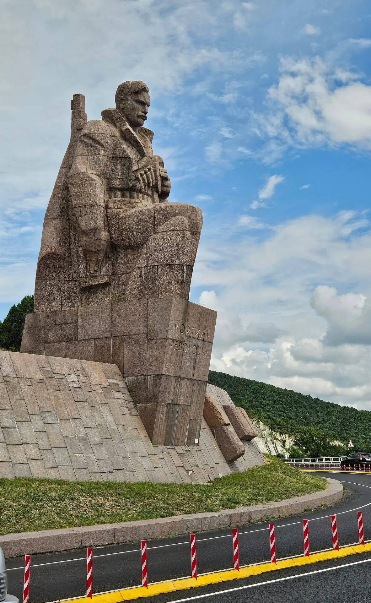 Есть в Новороссийске мемориал, посвящённый трагическим событиям, связанным с историей Крыма и Черном