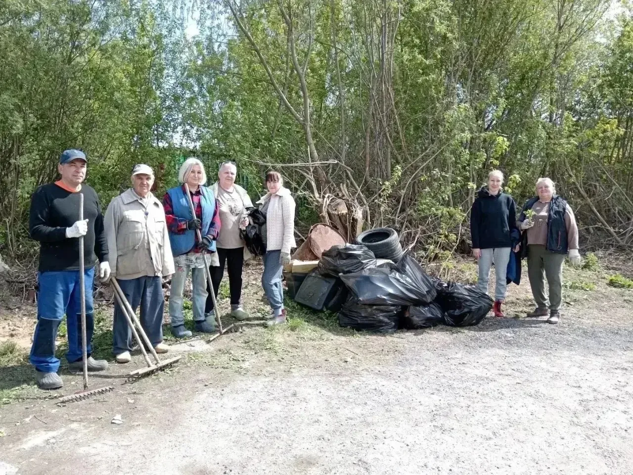Ни дня без уборки 🌿  В Советском районе продолжается марафон чистоты: активные жители убираются на у