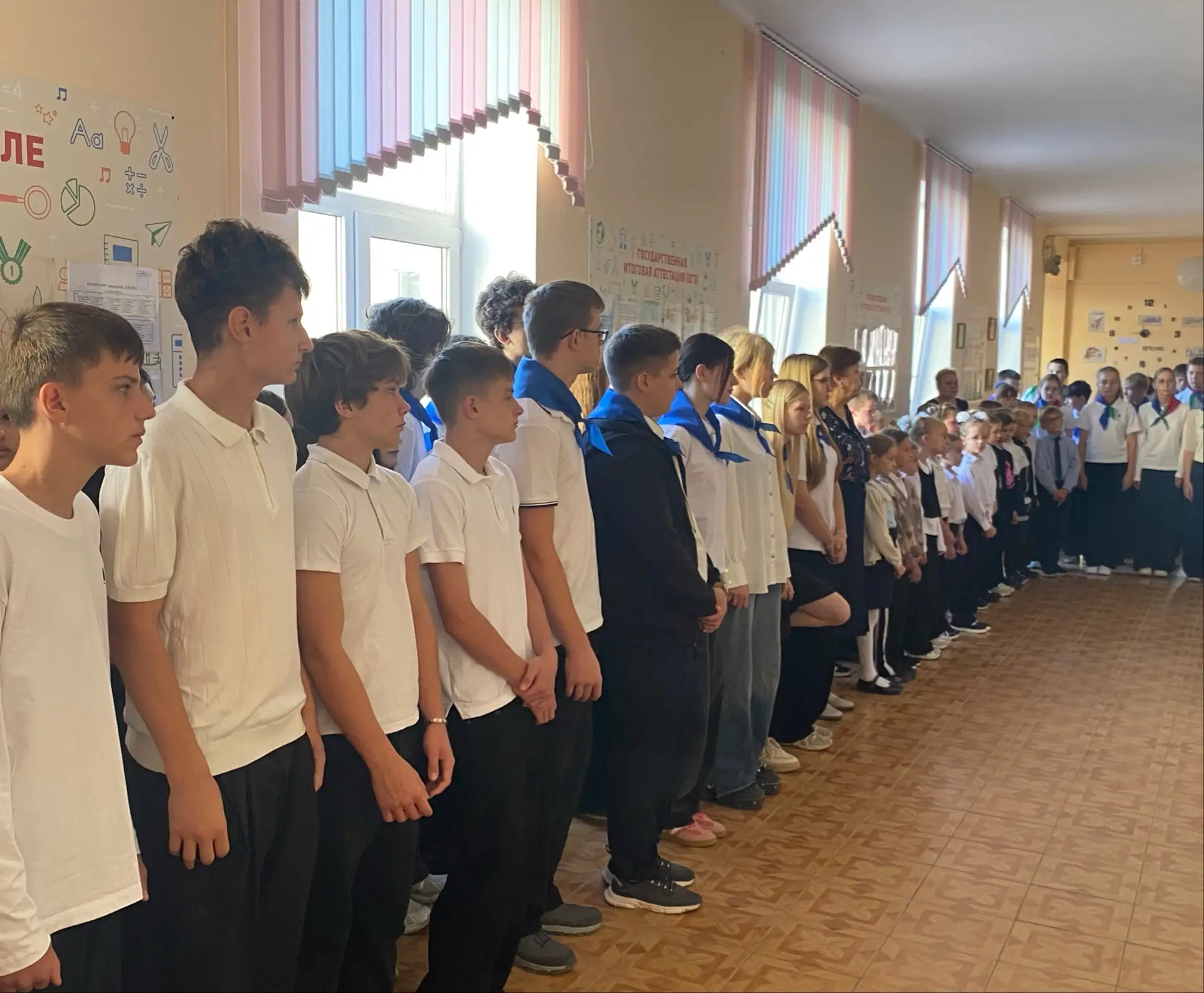 🇷🇺✨ Сегодня в нашей школе прошла еженедельная линейка, посвященная поднятию флагов!