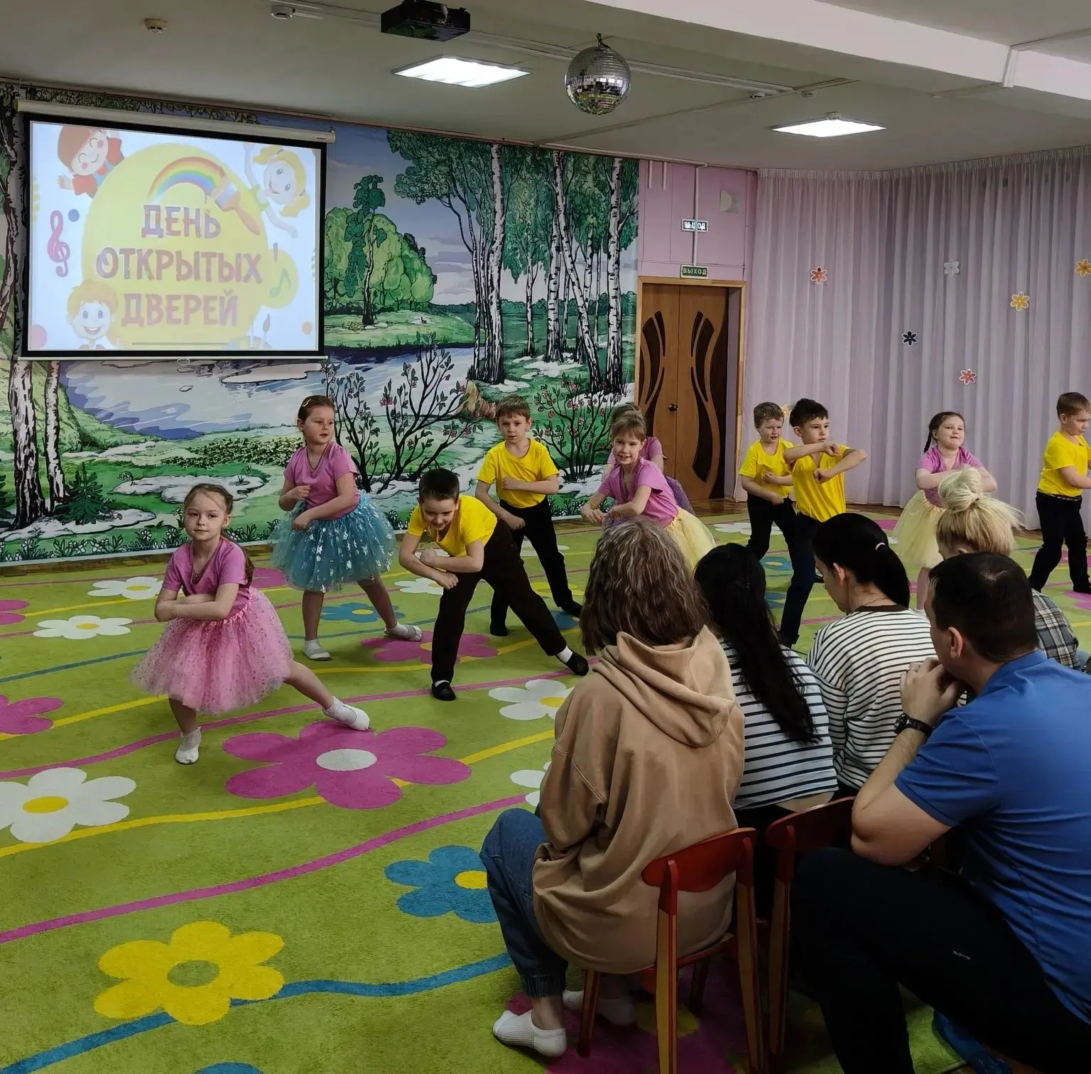 В апреле ДО "Золотой петушок" традиционно приглашает на "День открытых дверей",  предоставляя родите