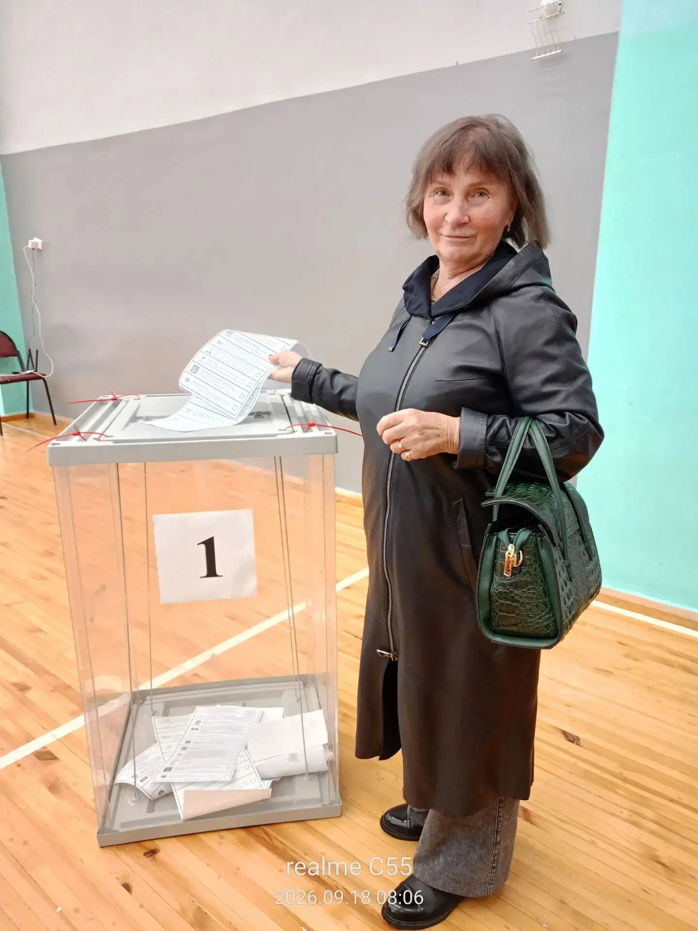 Выборы — это шаг в будущее: коллектив школы уже голосует! 🗳️🇷🇺