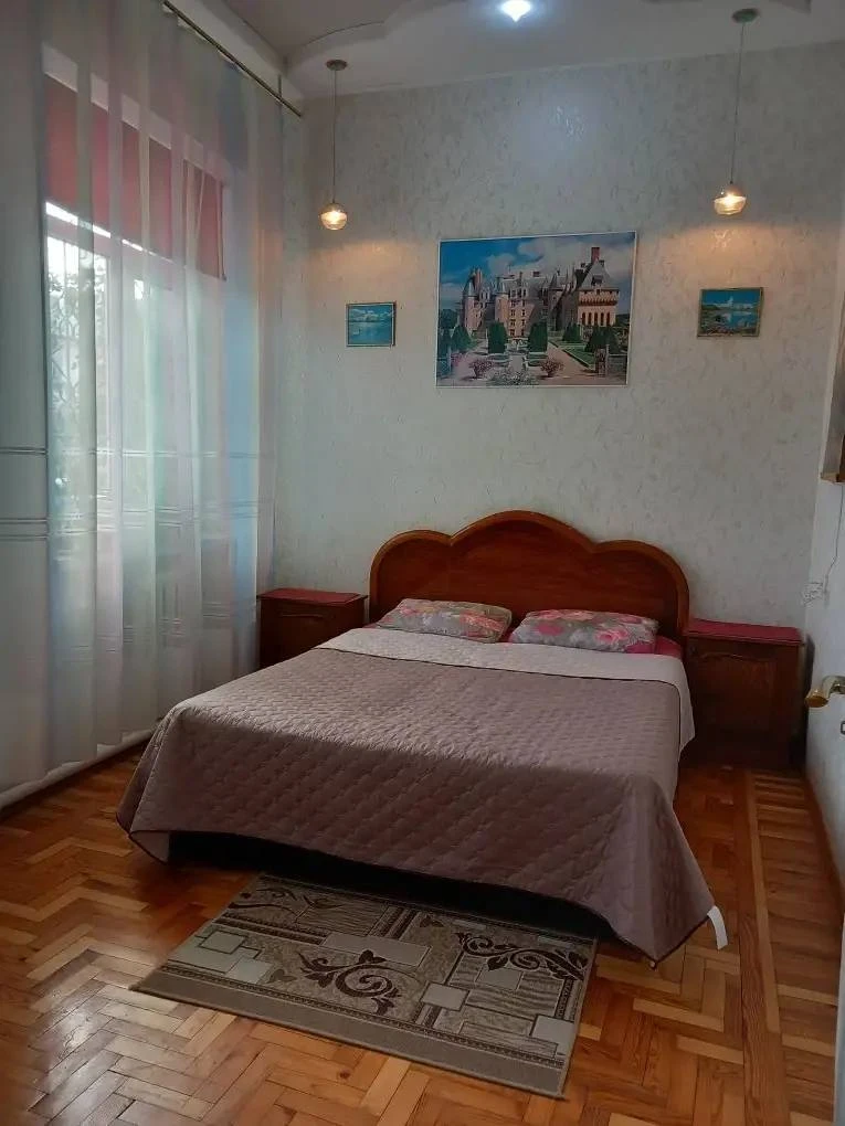 Сдаётся посуточно трёхкомнатная квартира в частном трёхэтажном доме по ул. Пушкина, площадью 80 м.кв