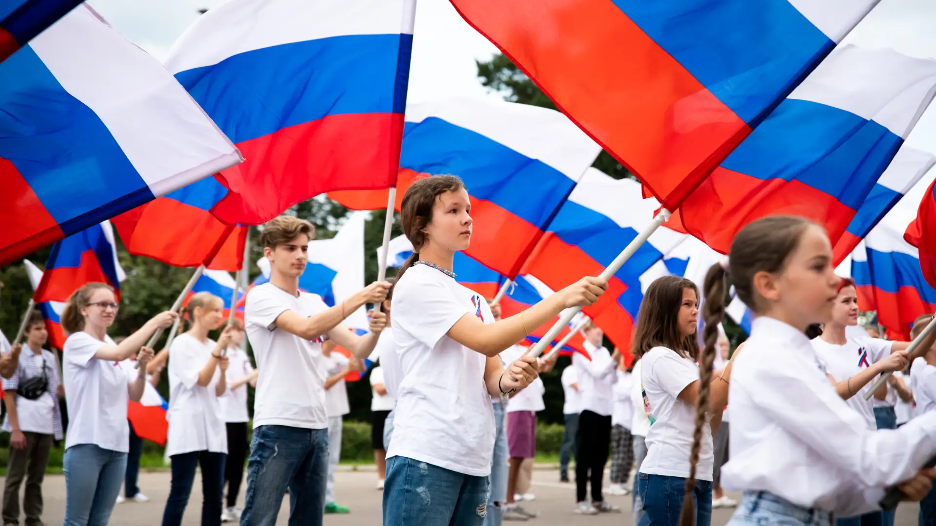 С Днем России!

Погода 12 июня:

🌤️ Переменная облачность, местами возможен кратковременный дождь
�