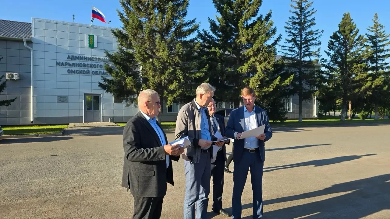 С рабочим визитом посетил Марьяновский и Москаленский районы.