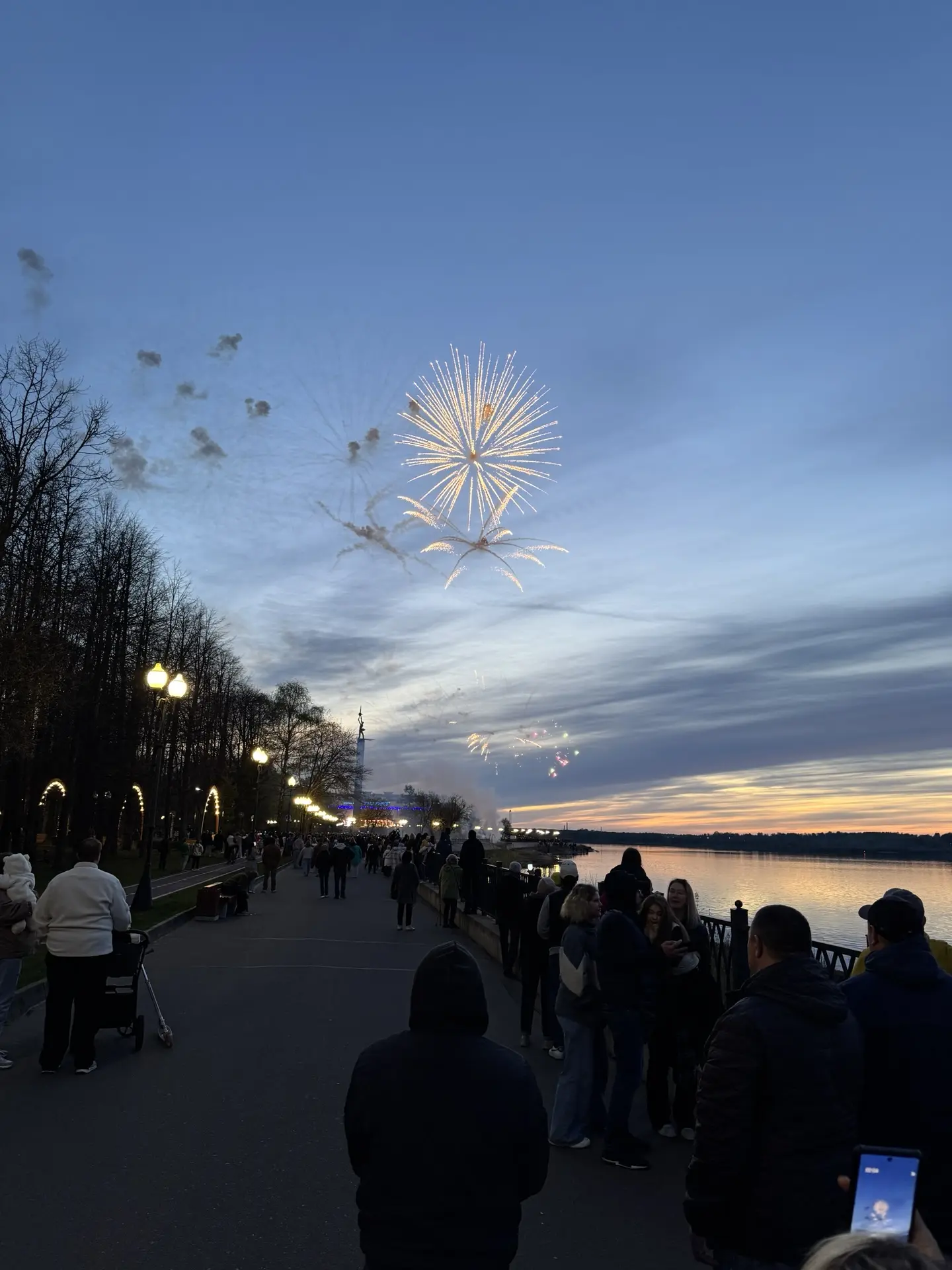 Финал дня получился неожиданным! ✨  Салют в этом году дали в 21:00, так что смотрели его еще при све